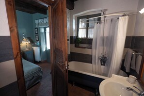 Hair dryer, bidet, towels, soap - The Willow Bed & Breakfast - Room Sage (Veruno)