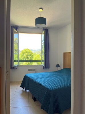 1 habitación, tabla de planchar con plancha y wifi gratis 
