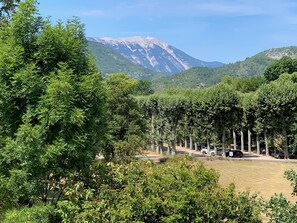 A landscape with a mountain in the background, trees, and parked cars. - Duplex B on the ground floor, 4 adults in a tourist residence with swimming pool (Montbrun-les-Bains)