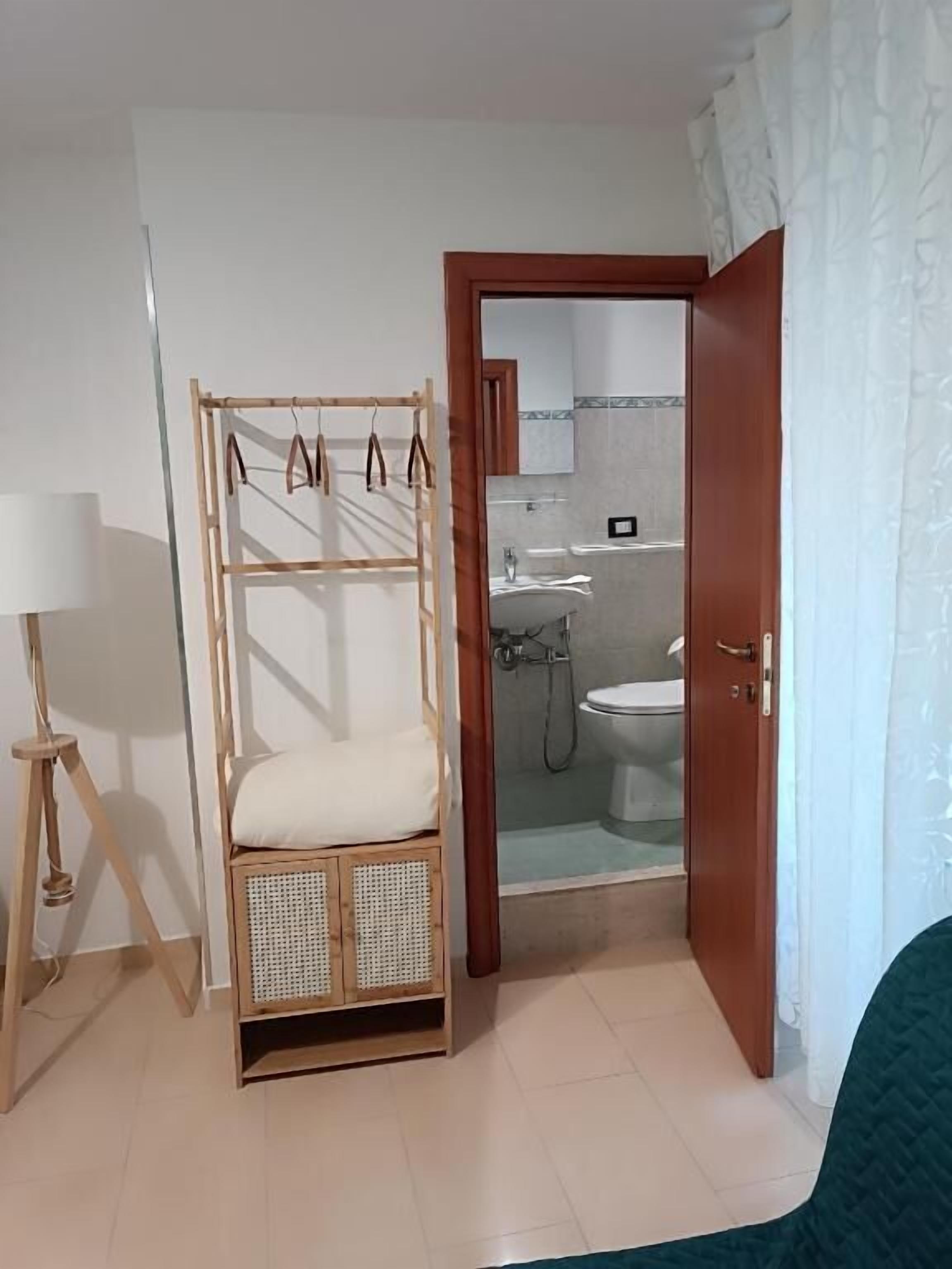 Doppelzimmer, Balkon, Stadtblick | Badezimmer | Dusche, kostenlose Toilettenartikel, Haartrockner, Handtücher