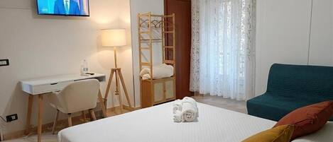 Chambre double, balcon, vue sur la ville | AccĂšs au Wi-Fi (inclus)