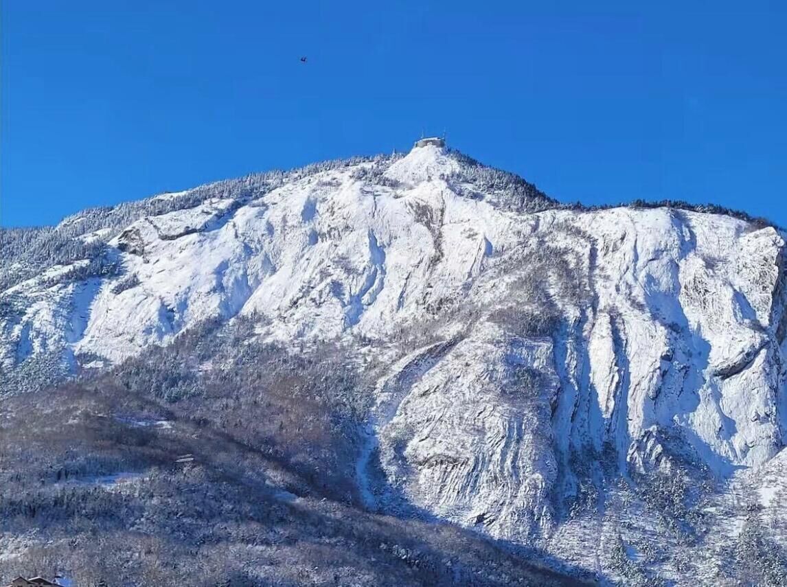 Une montagne enneigée sous un ciel dégagé.