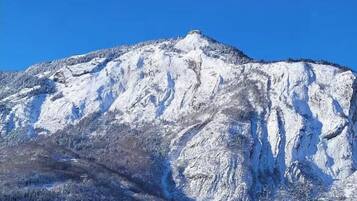 Une montagne enneigée sous un ciel dégagé.