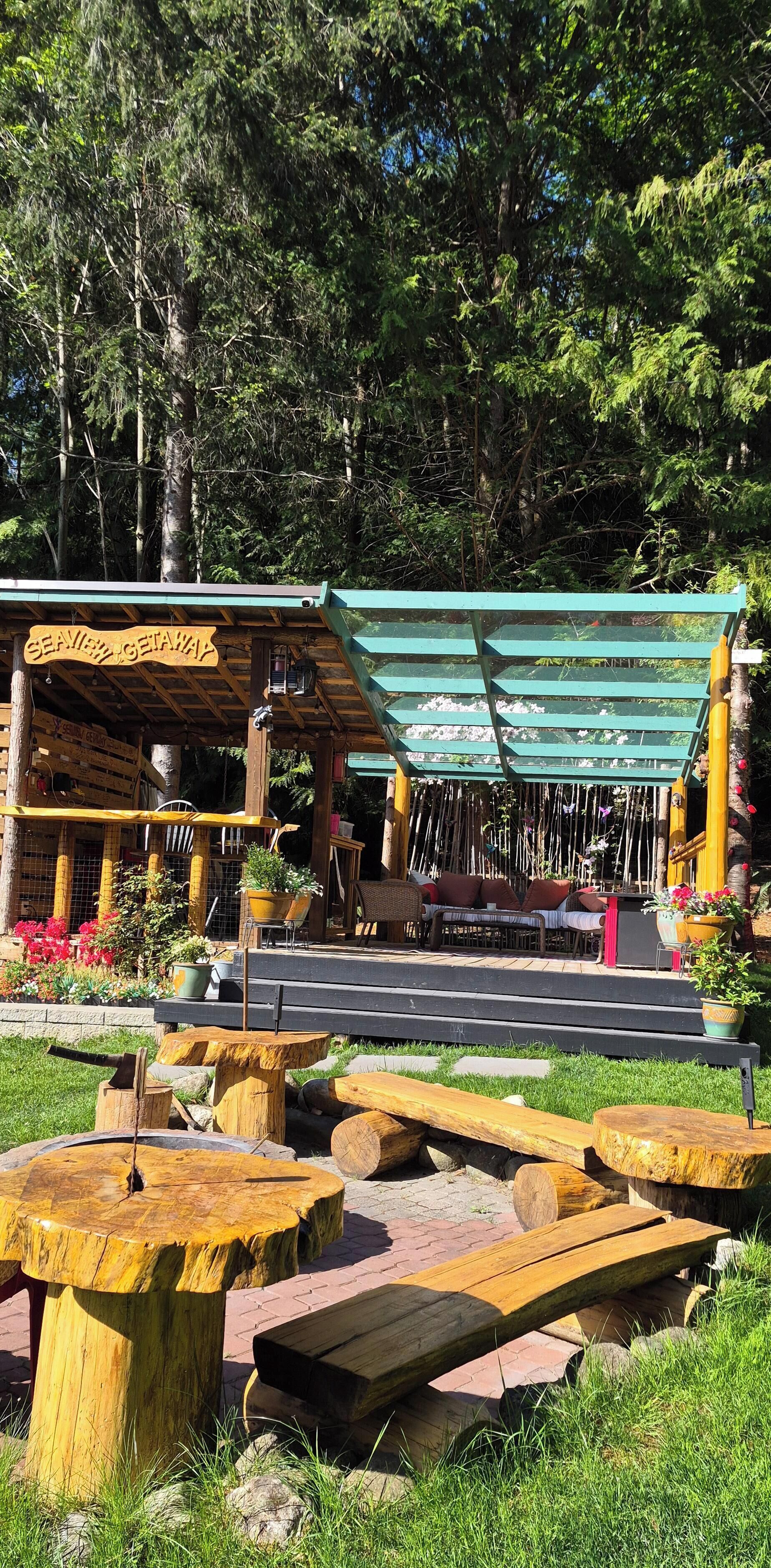 Uma estrutura de madeira rústica com o nome 'Seaview Getaway', área de estar externa e telhado verde.
