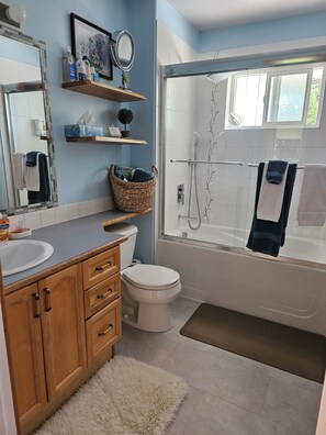 Douche, articles de toilette écologiques, sèche-cheveux