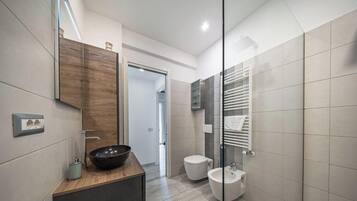 Doccia, bidet, asciugamani