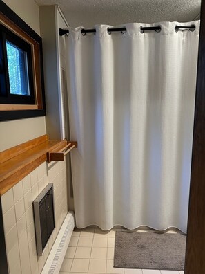 Serviettes fournies, savon, papier toilette