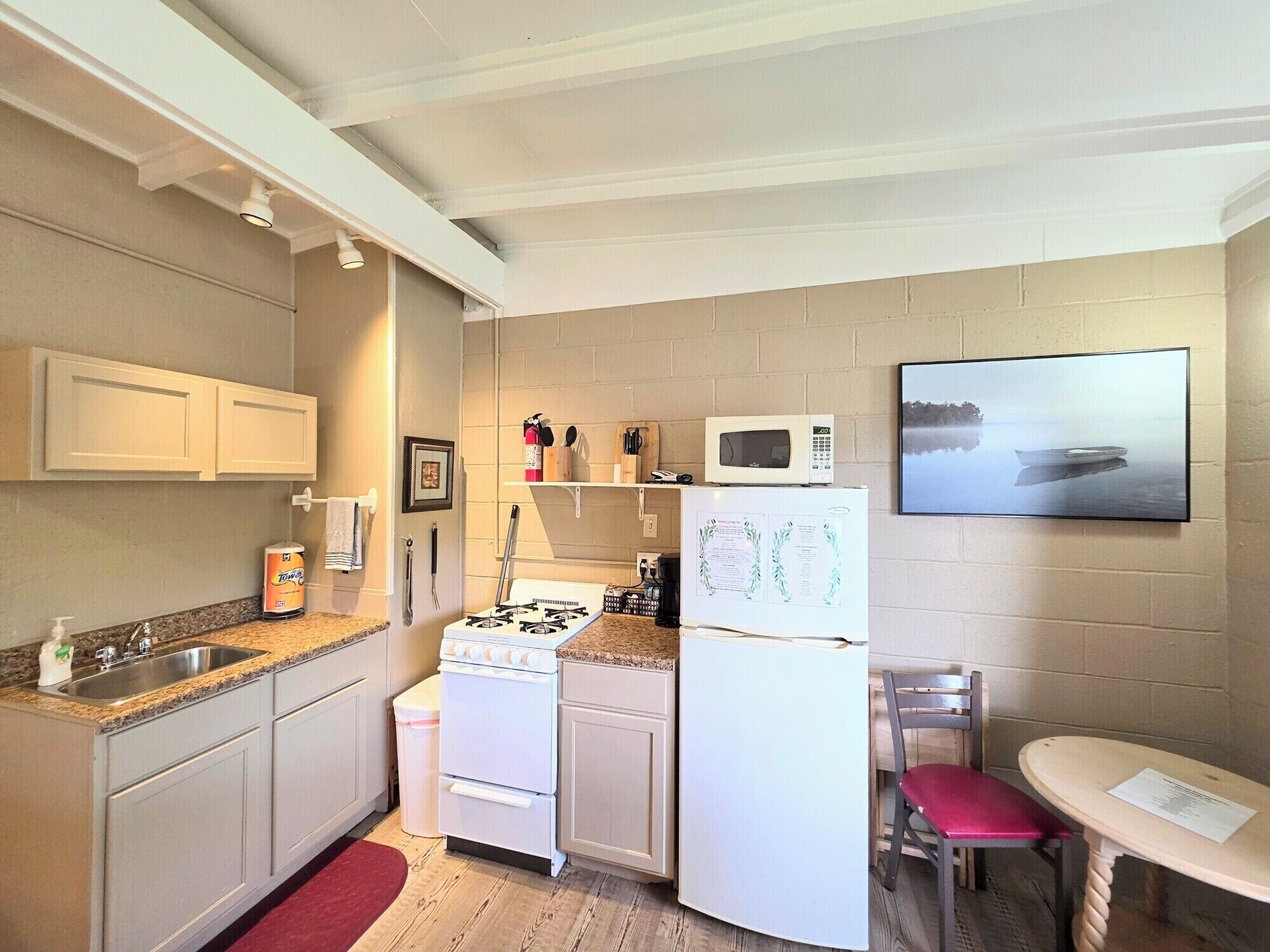 Coffee/tea maker, fridge, microwave, oven