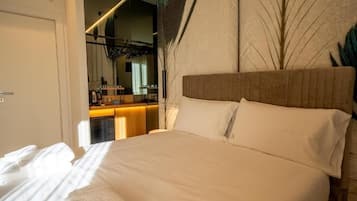 Kamar Double Superior, balkon, pemandangan kota | Brankas, tirai kedap cahaya, dan Wi-Fi gratis
