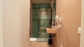 Kamar Double Desain, balkon, pemandangan kota | Kamar mandi | Sandal