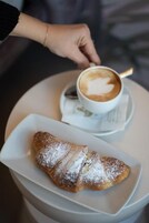 Habitación de diseño doble, balcón, vistas a la ciudad | Comida y bebida