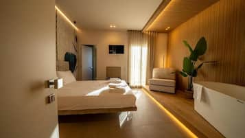 Kamar Double Superior, balkon, pemandangan kota | Brankas, tirai kedap cahaya, dan Wi-Fi gratis