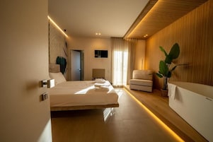 Habitación doble superior, balcón, vistas a la ciudad | Caja fuerte, cortinas opacas, wifi gratis