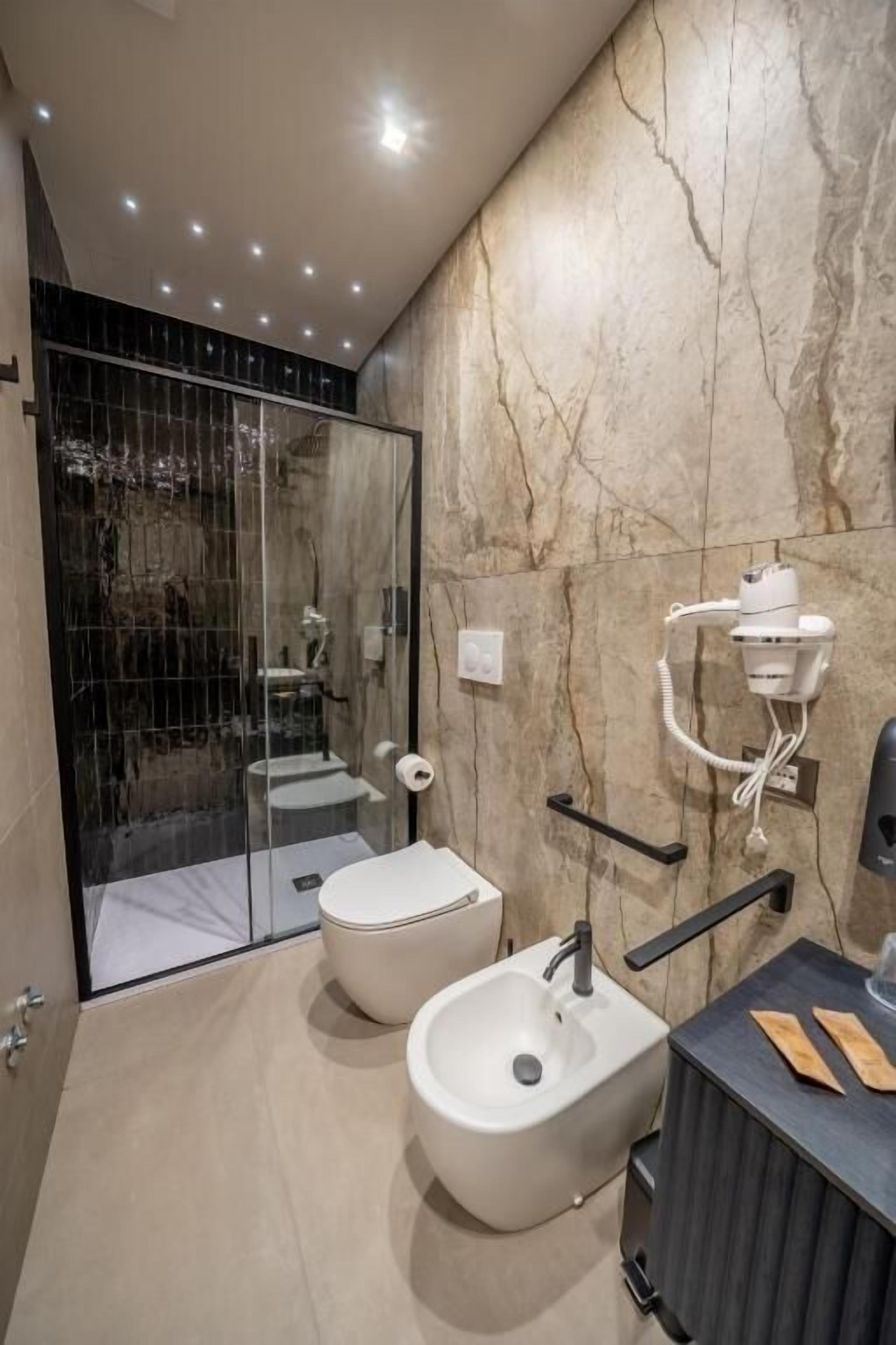 Doppelzimmer, Balkon, Stadtblick | Badezimmer