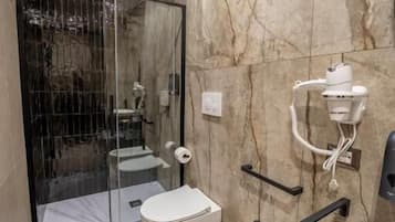 Doppelzimmer, Balkon, Stadtblick | Badezimmer