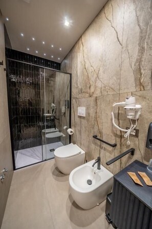 Camera doppia, balcone, vista città | Bagno