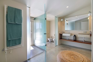 Shower, hair dryer, towels - Villa 'Nine' with Private Pool, Wi-Fi and Air Conditioning (Almancil)