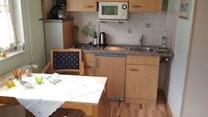 Kühlschrank, Mikrowelle, Herdplatte, Wasserkocher mit Kaffee-/Teezubehör