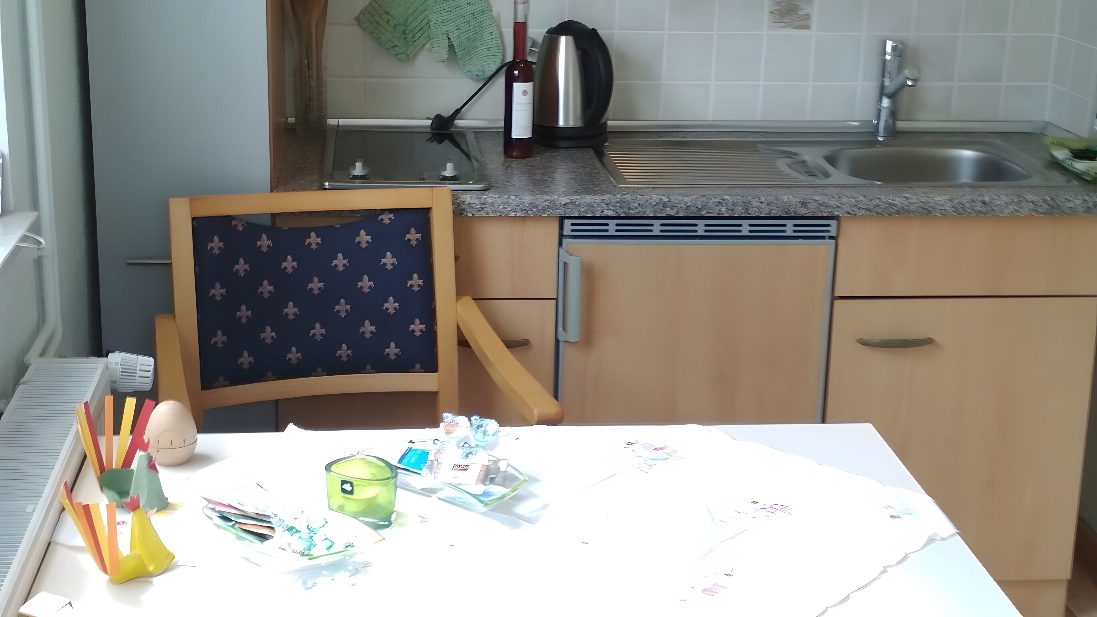 Réfrigérateur, micro-ondes, plaque de cuisson, cafetière/bouilloire