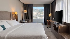 Chambre Standard, 1 trĂšs grand lit, vue sur la ville, en coin (Top Floor)