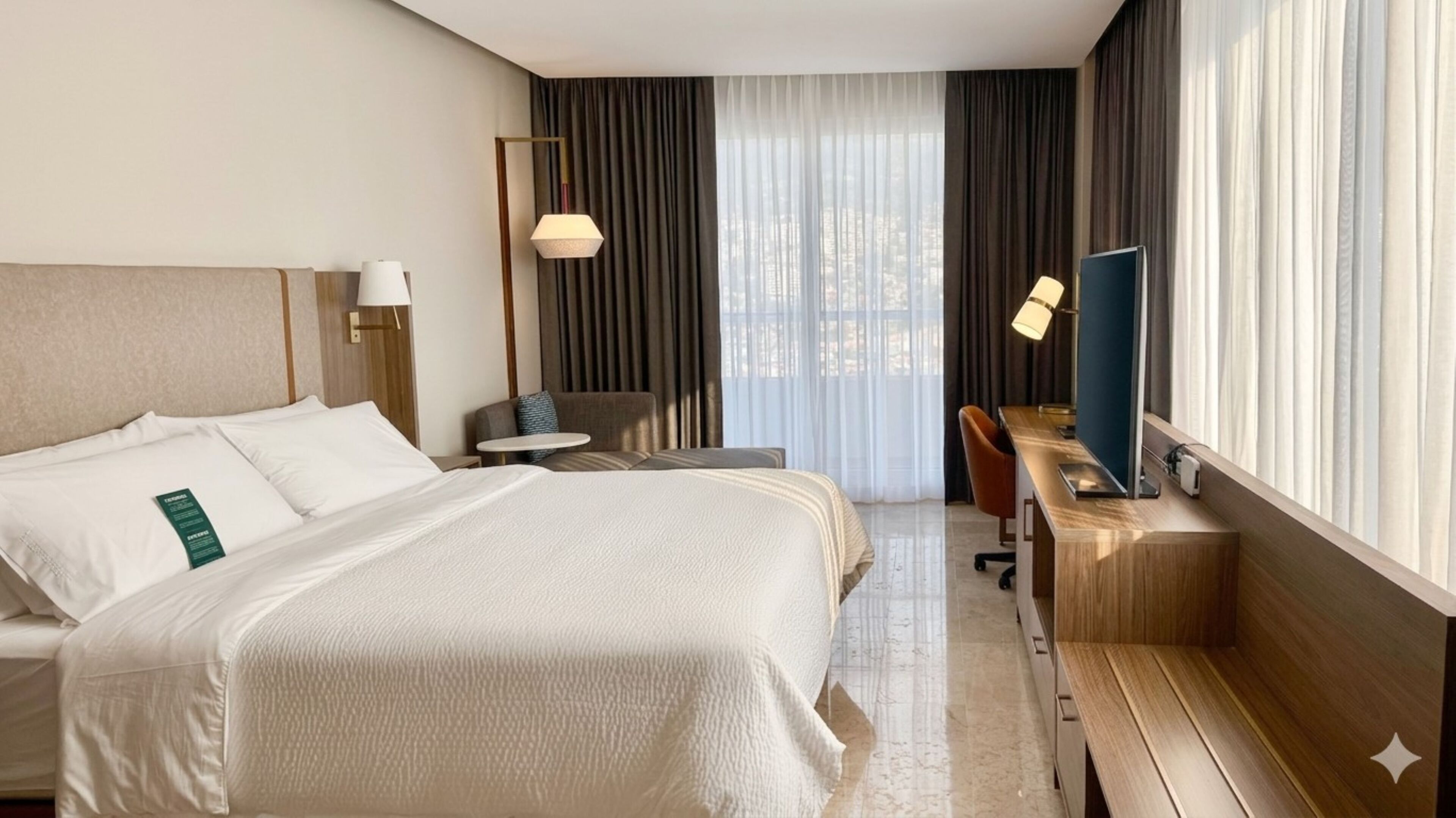 Chambre Standard, 1 très grand lit, vue sur la ville, en coin