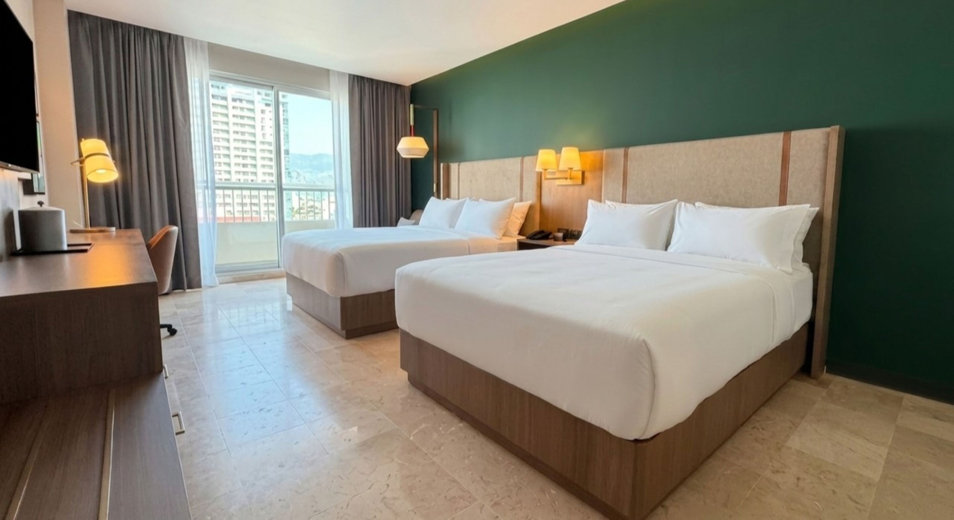Chambre Standard, 2 grands lits, balcon, vue sur la ville (Top Floor)
