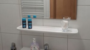 Bathroom - Apartment "For 4 Guests, 75 m²" with Shared Garden and Wi-Fi (Heeßen)