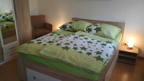 Room - Apartment "For 4 Guests, 75 m²" with Shared Garden and Wi-Fi (Heeßen)