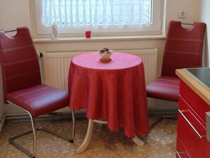 Dining - Apartment "For 4 Guests, 75 m²" with Shared Garden and Wi-Fi (Heeßen)