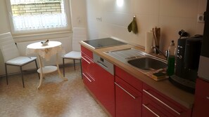 Private kitchen - Apartment "For 4 Guests, 75 m²" with Shared Garden and Wi-Fi (Heeßen)