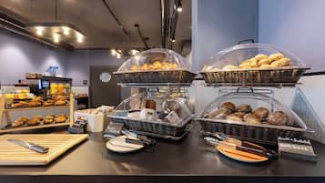 Tägliches Frühstücksbuffet gegen Gebühr