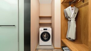 Suite (Washer) | Gebar bulu kapas, item bar mini percuma, peti besi dalam bilik, meja 