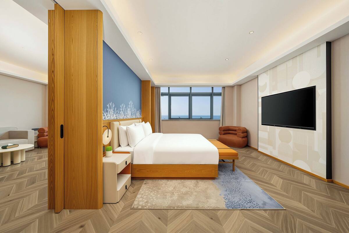 1 Bedroom Suite Sea View Washer | Down duvets, desk, blackout curtains, soundproofing