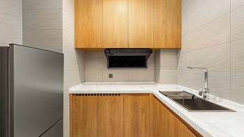Suite (Washer) | Edredones de plumas, escritorio, cortinas opacas
