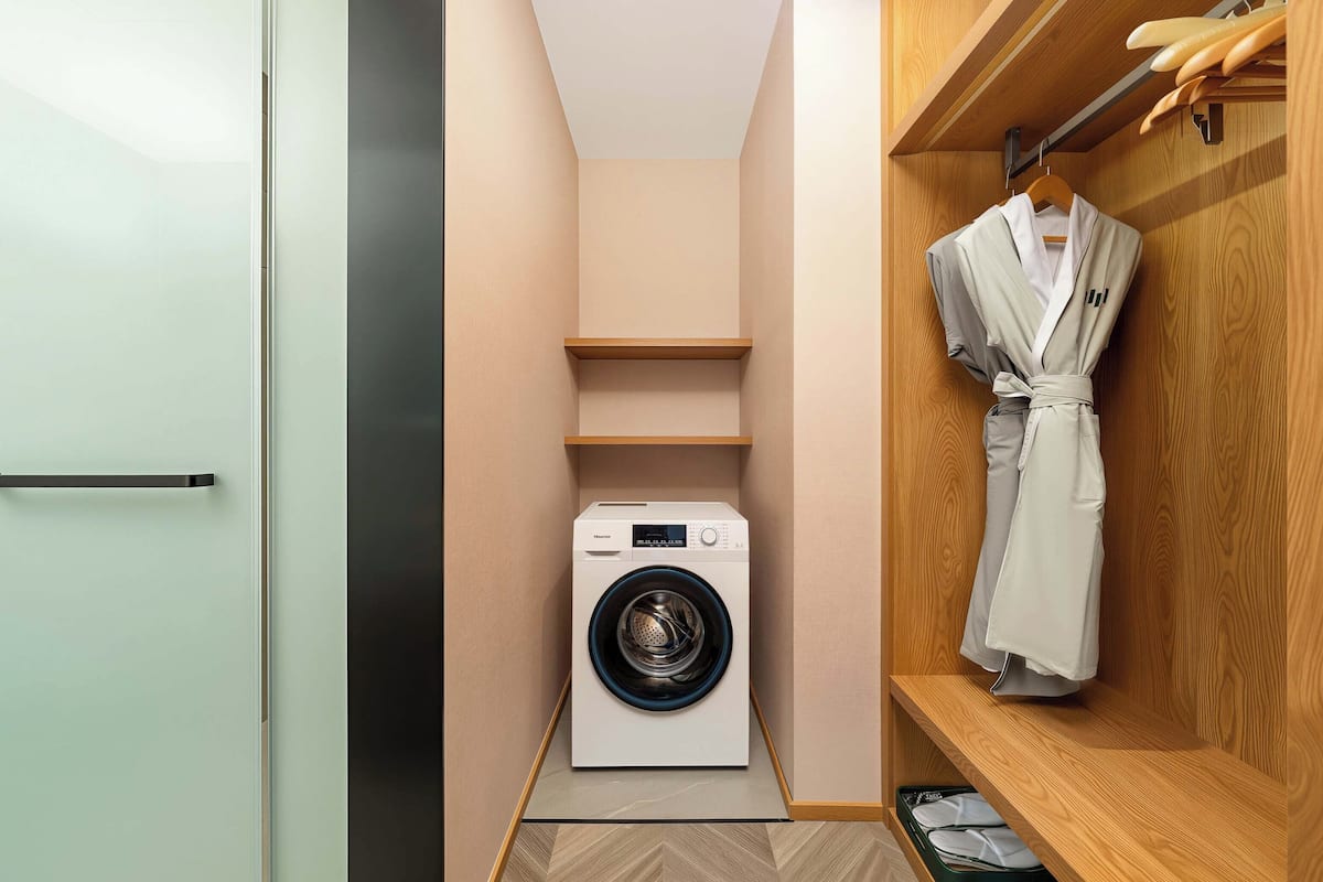 ห้องสวีท (Washer) | ผ้านวมขนเป็ด, โต๊ะทำงาน, ผ้าม่านกันแสง, ห้องเก็บเสียง