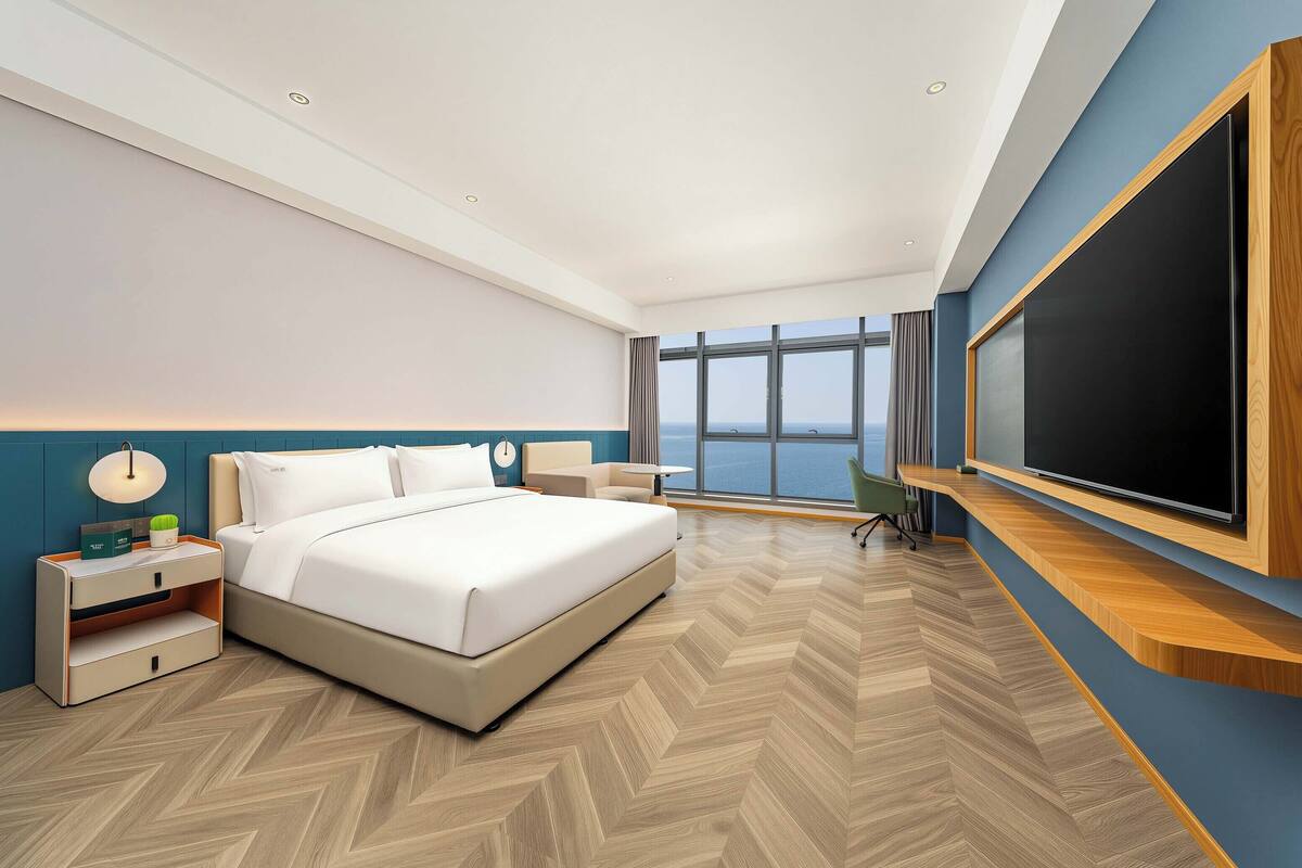 1 King Premium Sea View | Down duvets, desk, blackout curtains, soundproofing