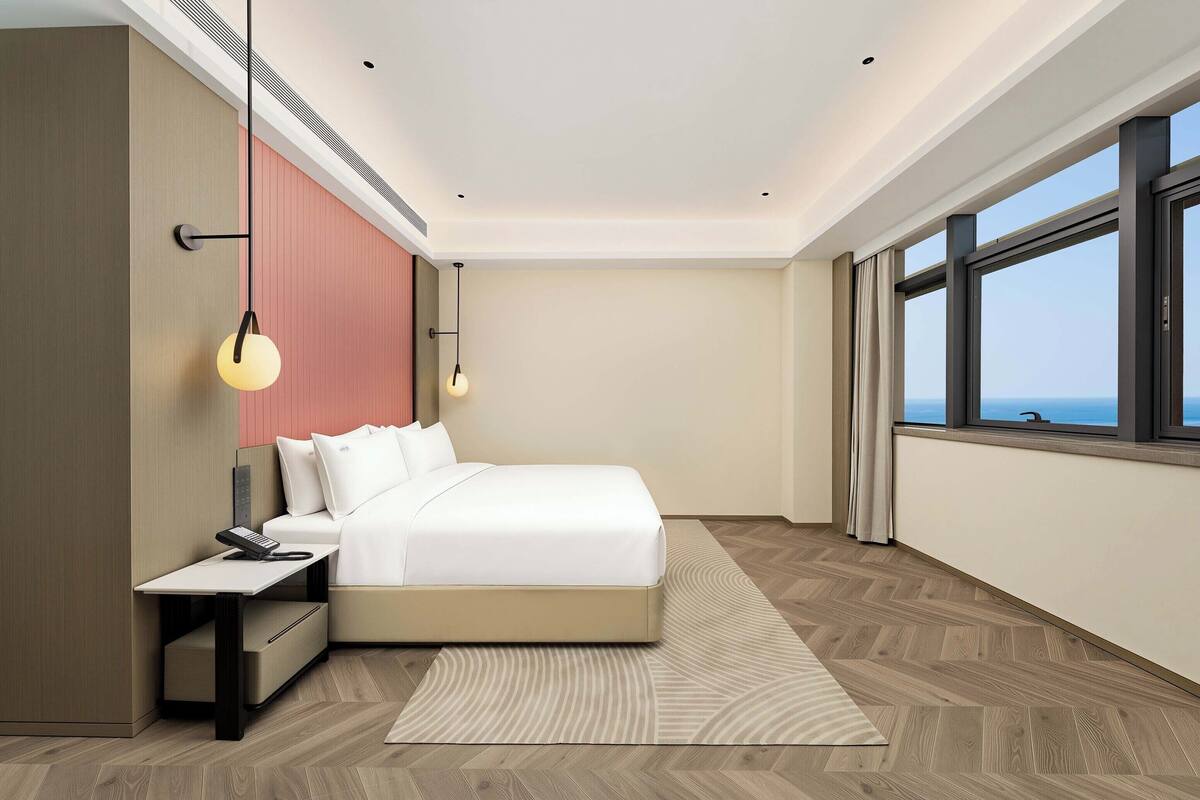 1 Bedroom Suite Sea View | Down duvets, desk, blackout curtains, soundproofing