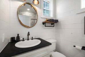 Bathroom - Row Home - Standard Cabin G (Dripping Springs)