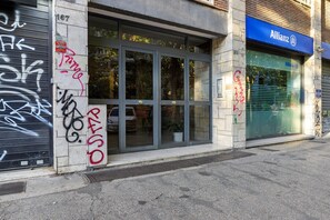 A building with a storefront, including a large glass door and windows, and a blue sign with the word 'Allianz'. - Apartment 'Your Place in Italy - Rome Apt 2' with Balcony, Wi-Fi and Air Conditioning (Roma)
