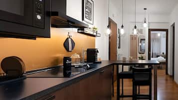 Réfrigérateur, micro-ondes, plaque de cuisson, lave-vaisselle