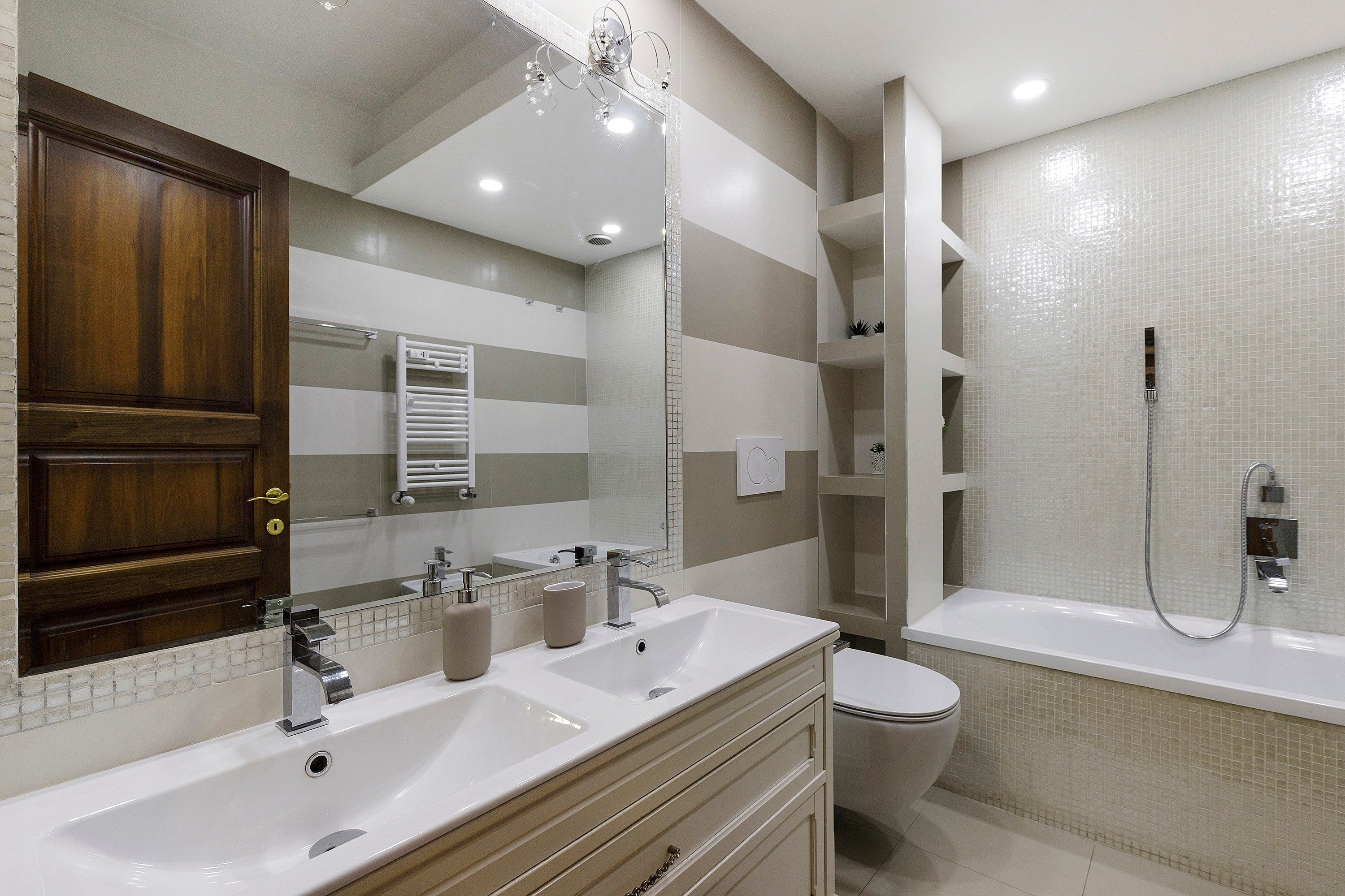 Un bagno moderno con un mobile doppio lavabo, un water e uno spazio doccia.