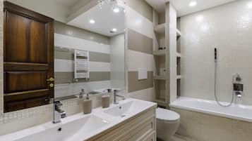 Un bagno moderno con un mobile doppio lavabo, un water e uno spazio doccia.