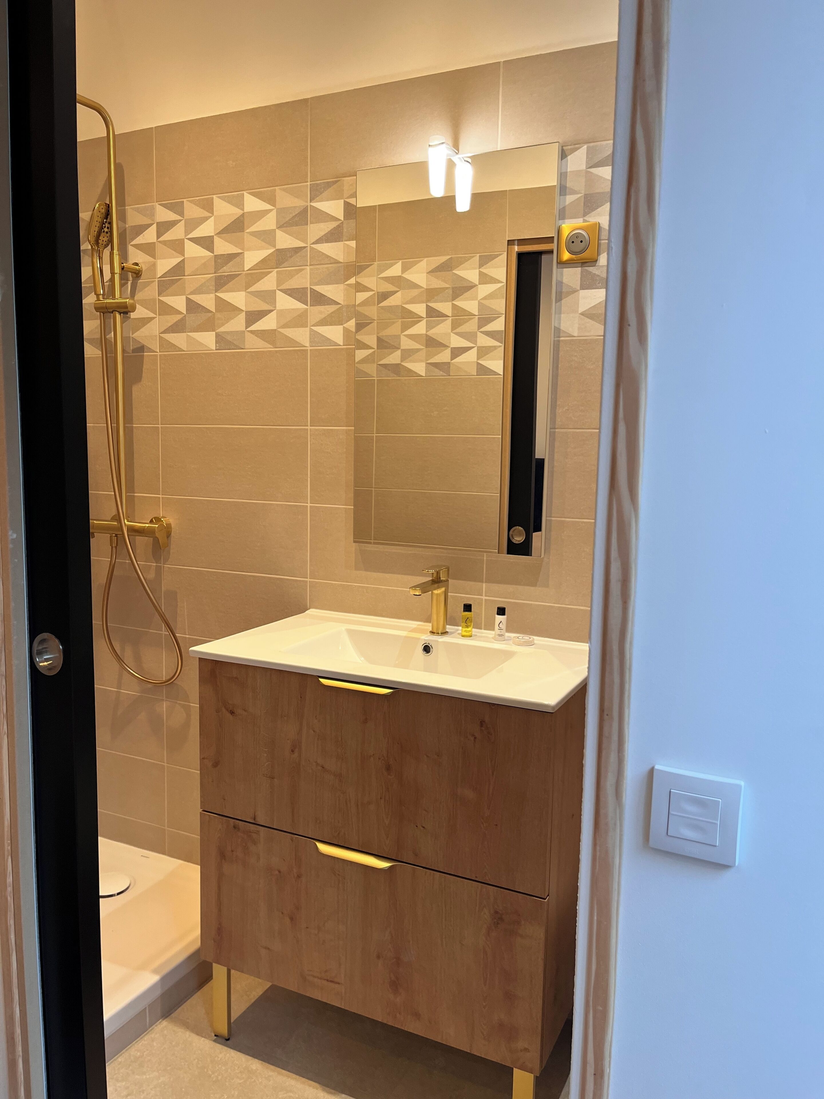 Dusche, Haartrockner, Handtücher, Seife
