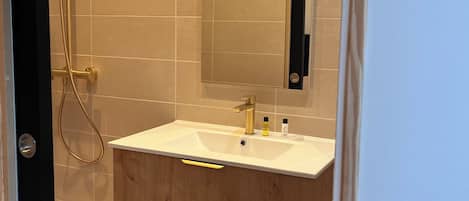 Douche, sĂšche-cheveux, serviettes fournies, savon