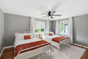 3 bedrooms, iron/ironing board, WiFi, bed sheets - Spacious Home near Stadium/Downtown - Perfect for Groups (Kansas City)
