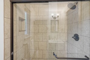 Shower, hair dryer, towels, soap - Spacious Home near Stadium/Downtown - Perfect for Groups (Kansas City)