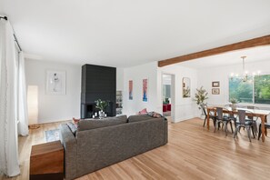 Living area - Spacious Home near Stadium/Downtown - Perfect for Groups (Kansas City)