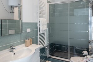 Shower, bidet - [Heart of Genova B] De Ferrari 3 min • A/C • WiFi (Genova)
