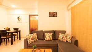 Ein Wohnzimmer mit einer Couch, einem Esstisch und einem Couchtisch.