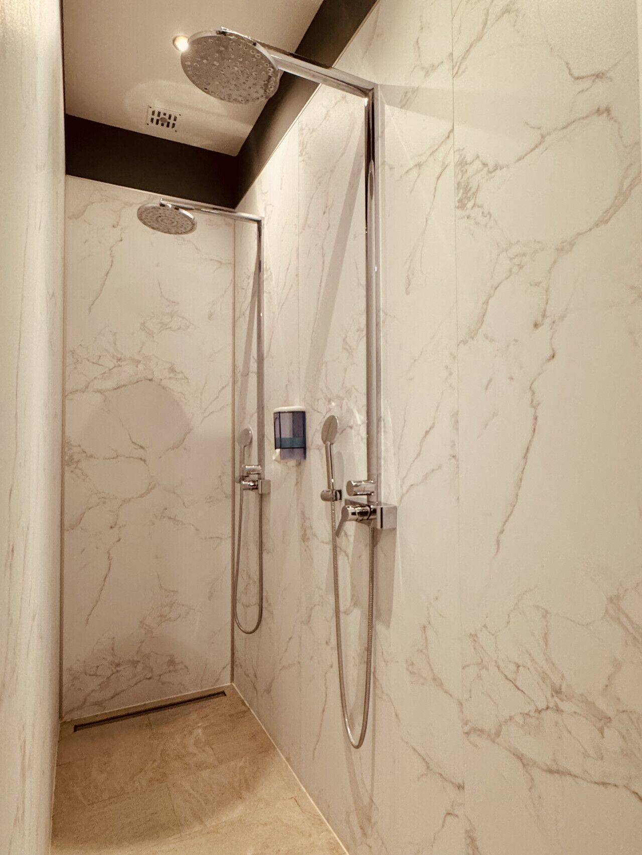 Haartrockner, Handtücher, Toilettenpapier